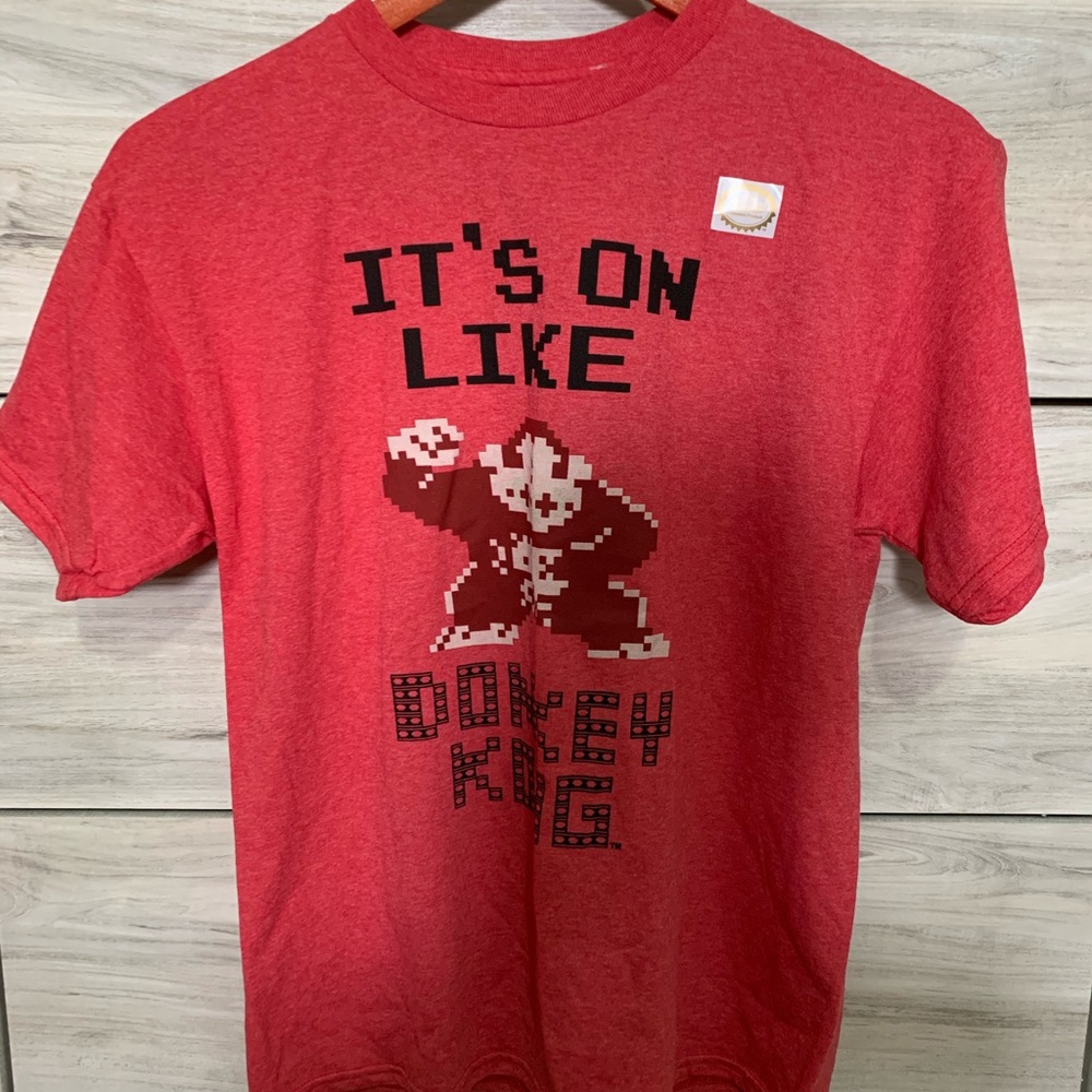 Boys Nintendo donkey Kong it’s on t-shirt size L
